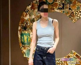  撕烂姐姐的丝袜猛吸她的嫩穴把鸡巴强行塞入她的嘴