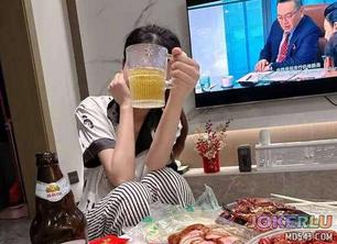  把老妈灌醉看到老妈今天穿得好少忍不住就强奸了她 EDmosaic