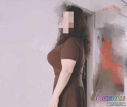  老爸打工刚走我就把老妈按在床上弄出高潮了还要我操死她