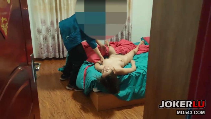  绿帽男找代驾司机迷玩自家女友死猪裸体被抱到房间迷操