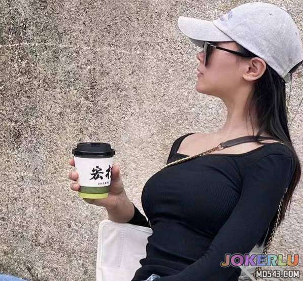  和美女少妇邻居在小树林打野战太刺激了